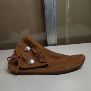 Minnetonka Brown Suede Moccasin Flats with Fringe and Conchos